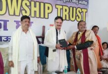 विधायक राजेश्वर सिंह ने ग्राम प्रधान से कहा: चांदी की मुकुट मेरी तरफ से ग्राम सभा में किसी बेटी को भेंट कर दें