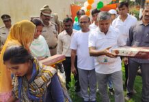 धर्मवीर प्रजापति ने मुरादाबाद जेल में महिला बंदी के बच्चों को बांटा खिलौना