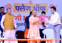 सीएम योगी ने जेल मंत्री धर्मवीर प्रजापति को सौंपे 36 माडर्न प्रिजन वैन,कैदियों पर नजर रखने के लिये लगा हैं ‘कैमरा’