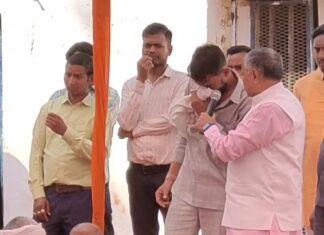 वो इकलौता (धर्मवीर) है, जो बिन धर्म,जाती,रंग जाने सलाखों के उस पार बंद हर एक को अपना परिवार बुलाता है …