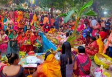 व्रती महिलाओं ने डूबते सूरज को दिया अर्घ्य