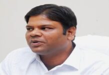 लखनऊ के डीएम सूर्यपाल गंगवार- बुजुर्ग महिला फरियादी के घर चंद मिनट में पहुंचाया राशन