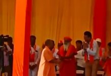 video गुजरात में ‘फायरब्राण्ड’ योगी को देख लगे नारे: देखो-देखो कौन आया,’शेर’ आया,’शेर’ आया…