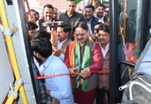 और अब…सरोजनीगर वालों के लिये 8 एसी बसों को दिखायी हरी झंड़ी,पब्लिक बोली- ‘थैंक्स एमएलए राजेश्वर सिंह’…