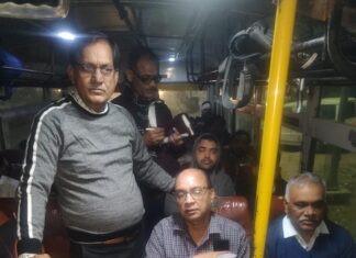 video इटावा: रोडवेज बसों में ‘यात्री सुविधा’ की ‘सच्चाई’ जानने यात्री बन बस में सवार हुये आर.एम.