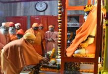 बाबा गोरखनाथ को श्रद्धालु चढ़ा रहे हैं आस्था की खिचड़ी, सबसे पहले गोरक्षपीठाधीश्वर ने की पूजा