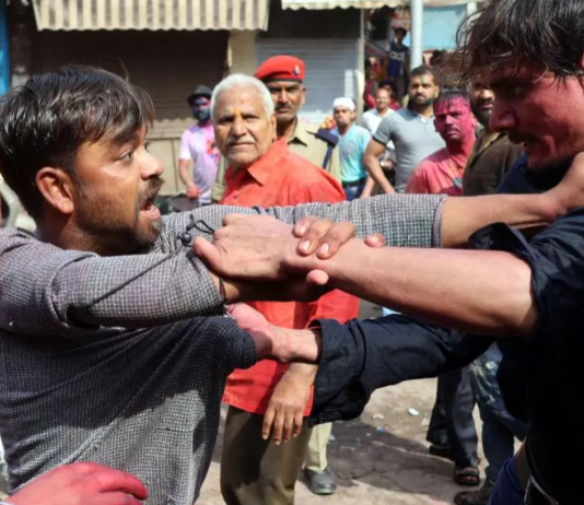 अलीगढ़ में होली खेलने के दौरान चले लात-घूंसे