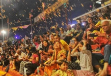 अस्सी घाट पर गंगा आरती के दौरान श्रद्धालुओं पर हुई पुष्प वर्षा, हर-हर महादेव से गूंजा घाट