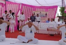 बांदा जेल में कैदियों के साथ मंत्री धर्मवीर प्रजापति ने किया योगा : कैदियों को योग से होने वाले फायदे से अवगत कराया