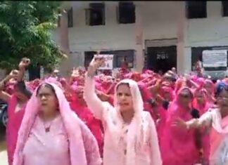 गुलाबी गैंग की चेतावनी : महोबा बचाओ,मनीष दूबे को भगाओ…