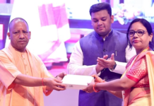 शिक्षक दिवस: सीएम योगी ने शिक्षकों को किया सम्मानित, बोले खुद को तकनीकी रूप से अपडेट रखें