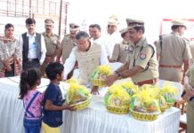 जेल में बंदियों के साथ रह रहे बच्चों ने कहा मां देखो मंत्री चाचा ने हमलोगों को मिठाई और फल दिया है….
