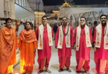 अखिलेश यादव ने उठाए सवाल – पुजारी के वेश में पुलिसकर्मियों का होना ‘पुलिस मैन्युअल’ के हिसाब से सही है ?