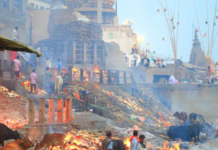 गंगा में उफान से सभी घाट डूबे, मणिकर्णिका की छत पर जल रहीं चिताएं