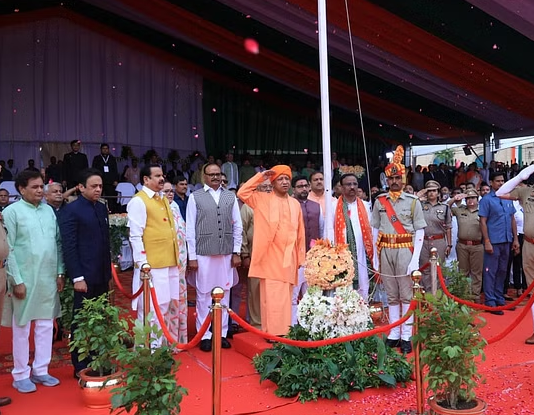 मुख्यमंत्री योगी ने फहराया झंडा: बोले – प्रगति, सुरक्षा और खुशहाली की यात्रा पर बढ़ चला है प्रदेश