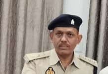 बलिया- जे.एस. संतोष गिरी बोले: डीएम साहेब को बताऊं क्या? सुनते ही कमांडेंट मनोज बघेल की उड़ी हवा, तुरंत भेजी चाभी