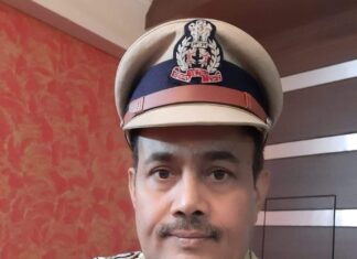 वाराणसी में महिला,बिटिया से ‘बैड टच’ करने का वीडियो देखने के बाद होमगार्ड अखिलेश सिंह को अफसरों ने दी शाबासी…