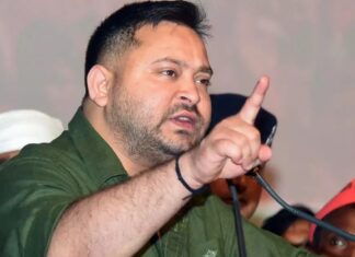 बिहार : एन.डी.ए. की ‘कॉरपेट बॉम्बिंग’ का दिख रहा असर, तेजस्वी ‘चक्रव्यूह’ में फंसे