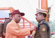 मुख्यमंत्री ने कमांडेंट डॉ. वेदपाल सिंह चपराना को राष्ट्रपति पदक से नवाजा