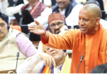 मुख्यमंत्री याेगी आदित्यनाथ सपा पर हमलावर, शायरी से रखी अपनी बात