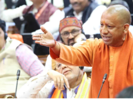 मुख्यमंत्री याेगी आदित्यनाथ सपा पर हमलावर, शायरी से रखी अपनी बात