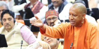 मुख्यमंत्री याेगी आदित्यनाथ सपा पर हमलावर, शायरी से रखी अपनी बात