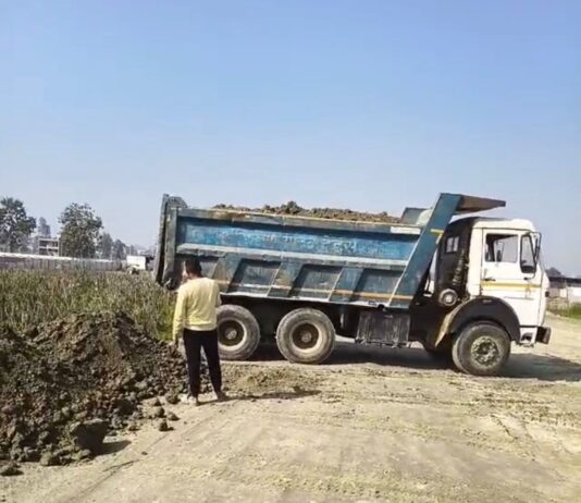 ख़बर का असर- सिंचाई विभाग के एक्सीयन हेमंत वर्मा के इशारे पर मिट्टी निकाल कर ‘गोकुल धाम’ को बेचते थे
