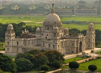 एक ऐसी कहानी जिसमें दीवारें खामोश हैं, लेकिन स्क्रीन बोल रही….