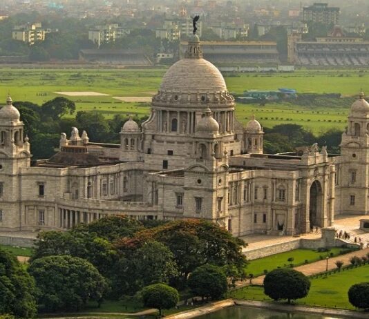 एक ऐसी कहानी जिसमें दीवारें खामोश हैं, लेकिन स्क्रीन बोल रही….