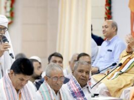 पहली उड़ान से लखनऊ आए जेवर के किसान हुए भावुक, बोले- सीएम ने निभाया हर वादा