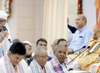 पहली उड़ान से लखनऊ आए जेवर के किसान हुए भावुक, बोले- सीएम ने निभाया हर वादा