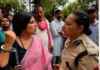इंसानियत -डिंपल यादव ने हाथ से पिलाया पानी, बच्चों की तरह किया दुलार