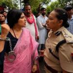 इंसानियत -डिंपल यादव ने हाथ से पिलाया पानी, बच्चों की तरह किया दुलार