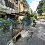 नेहरू इन्क्लेव अशांत है, भारी संख्या में पुलिस के साथ दो जेसीबी मशीन पहुंची घरों के सामने लगी जाली तोड़ने