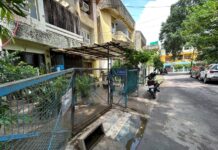 नेहरू इन्क्लेव अशांत है, भारी संख्या में पुलिस के साथ दो जेसीबी मशीन पहुंची घरों के सामने लगी जाली तोड़ने