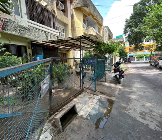 नेहरू इन्क्लेव अशांत है, भारी संख्या में पुलिस के साथ दो जेसीबी मशीन पहुंची घरों के सामने लगी जाली तोड़ने