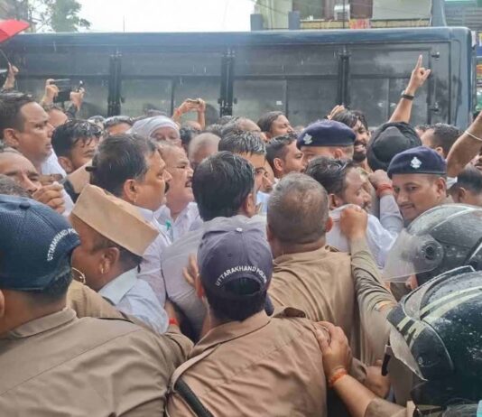 शुद्धिकरण विवाद पर कांग्रेस का हल्ला बोल, बारिश में भी CM आवास कूच