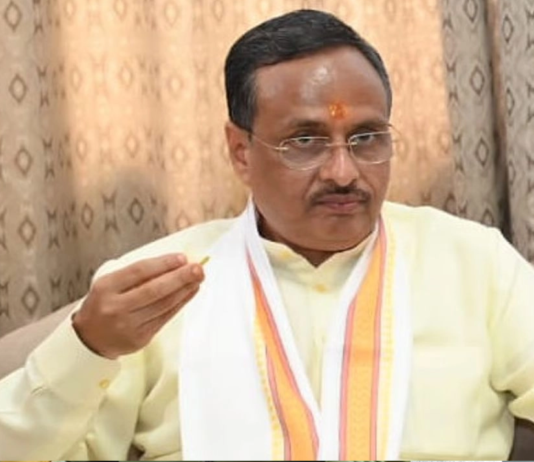न गुरूर, न लहजे में बनावट, उनकी सादगी का ज़िक्र महफ़िल में बार-बार हुआ