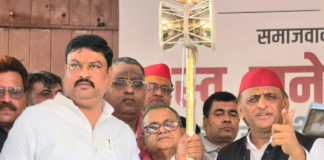 पवन पांडेय तारीख निकलवाइए हम सब पहुंचेंगे- अखिलेश
